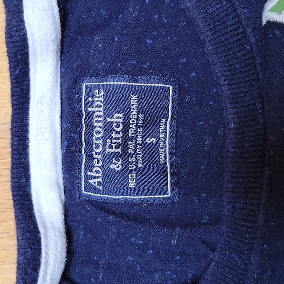 Abercrombie & Fitch Men's Small Camping Tee - Picture 3 of 4